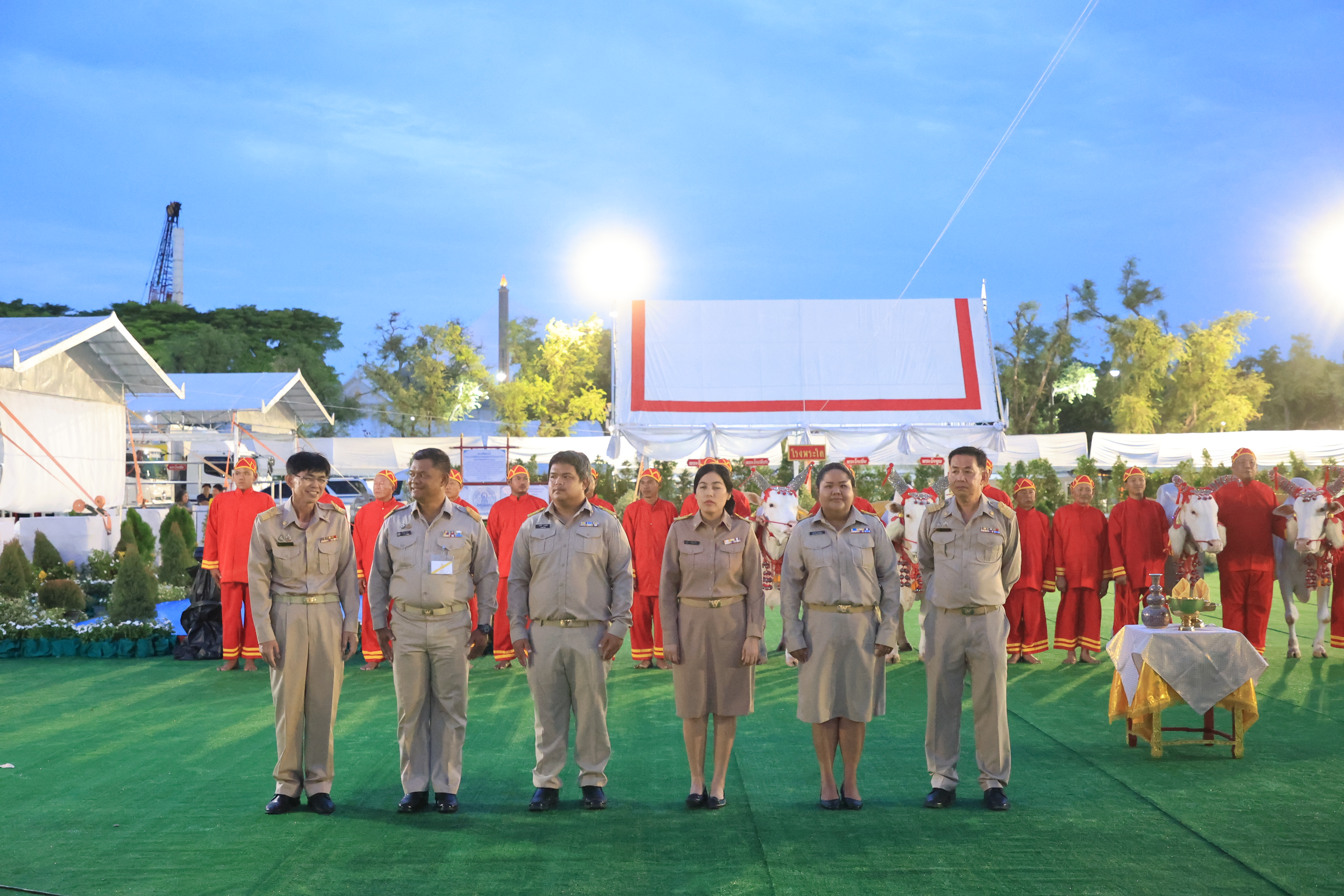 title - ปลัดเกษตรฯ ผู้ทำหน้าที่พระยาแรกนา พร้อมด้วยเทพีคู่หาบทองและเทพีคู่หาบเงิน ทำพิธีล้างมือพระยาแรกนา และเจิมหน้าพระโค